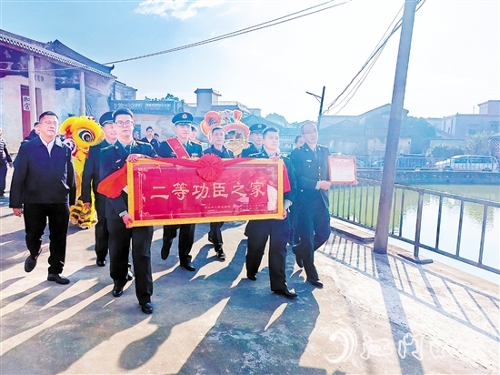 臺山全面開展“立功送喜報、懸掛光榮牌”活動。