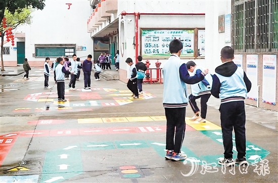 大江鎮(zhèn)中心小學充分利用閑置空地，精心打造16個趣味十足的課間地面游戲“微運動空間”。