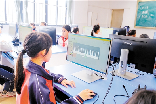 學(xué)生在電腦上調(diào)試編程。