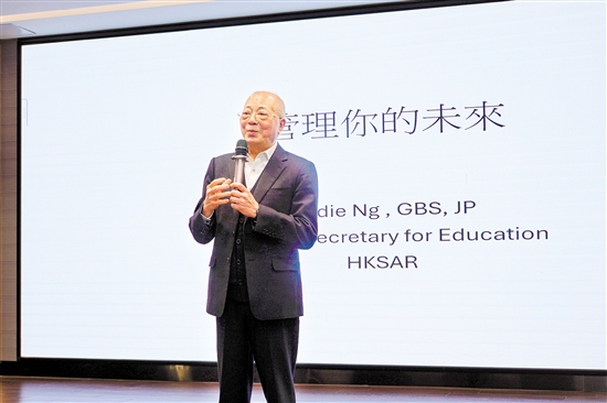 吳克儉在臺(tái)上演講。