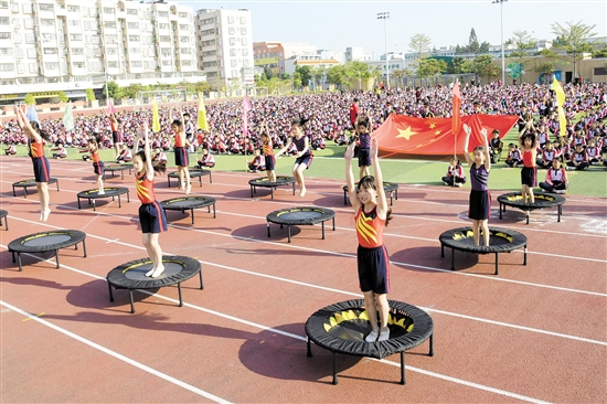 新會(huì)東區(qū)學(xué)校開(kāi)展蹦床特色體育教育，培養(yǎng)學(xué)生體育興趣。