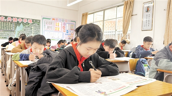 學(xué)生們對(duì)《青蘋果》愛不釋手。