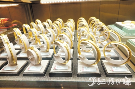 江門多家品牌金店金飾價(jià)格上漲。