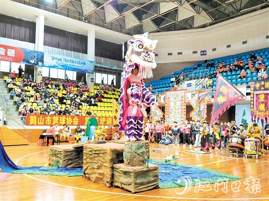 比賽中，各隊(duì)伍發(fā)揮創(chuàng)意，擺設(shè)青陣。
