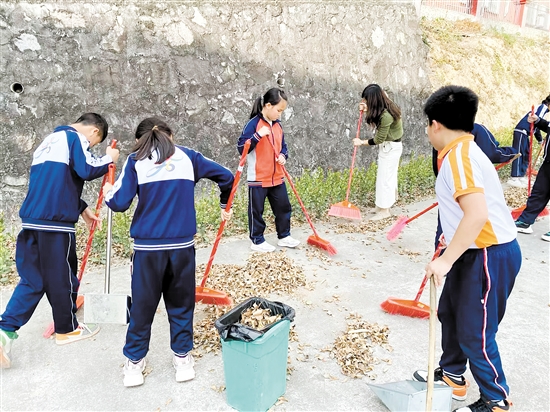 大崗小學(xué)從學(xué)生日常生活入手，培養(yǎng)學(xué)生養(yǎng)成勞動(dòng)習(xí)慣。