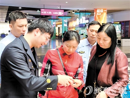 恩平市煙草專賣局以“共筑滿意消費(fèi)，建設(shè)誠(chéng)信煙草”為主題，開展多元普法宣傳。
