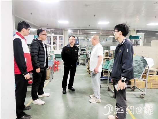 恩平市應(yīng)急管理局工作人員到企業(yè)開展“平安夜訪”。