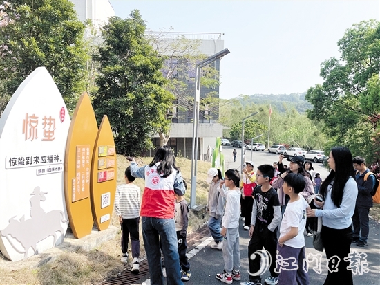 同學(xué)們通過圖文了解節(jié)氣知識。