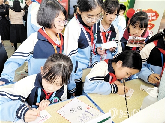 學生們在明信片上寫上對好友、父母、老師想說的話。