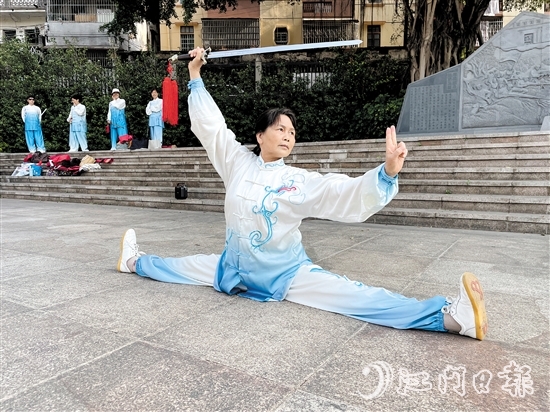 岑優(yōu)嫦現(xiàn)場展示太極技藝，輕松完成一字馬動(dòng)作。