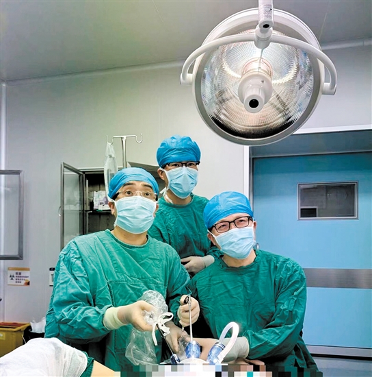 黃暉（左一）擔(dān)任主刀施行腔鏡下乳腺癌手術(shù)。