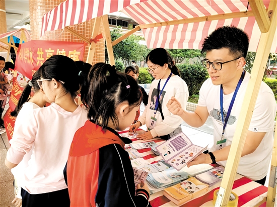 江門市疾控中心工作人員走進校園，科普體重管理知識。