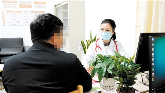 首批來診群眾進行診療體驗。