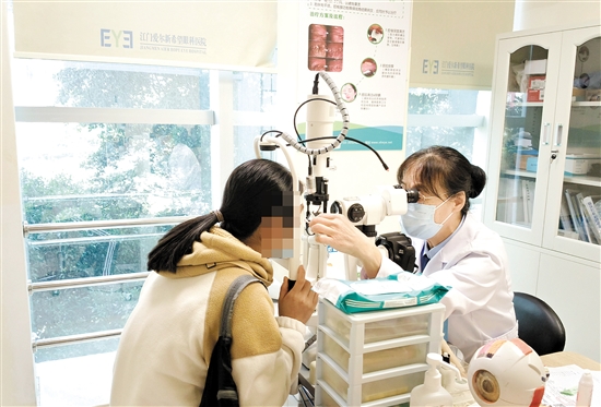 醫(yī)生為患者檢查眼睛。