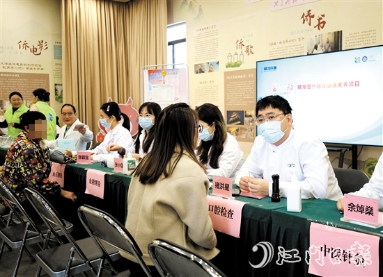 專家團隊耐心解答居民的健康疑問。
