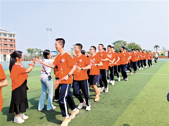 江門(mén)市第一中學(xué)景賢學(xué)校人才島校區(qū)九年級(jí)學(xué)生們跟老師們擊掌鼓勁。