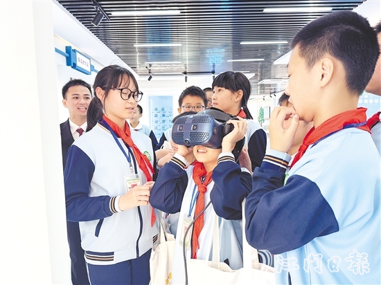 學生們體驗VR互動，在互動體驗中輕松學習法律知識。