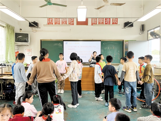 心理課上，鄔緒晴在給學(xué)生講解呼啦圈游戲，讓學(xué)生領(lǐng)會(huì)團(tuán)結(jié)協(xié)作精神。