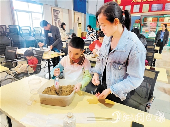 孩子與家長體驗(yàn)靈芝種植。