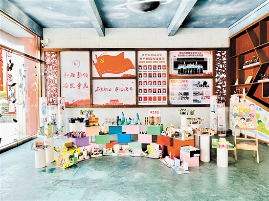 共和鎮(zhèn)中心小學舉辦植樹節(jié)手抄報評比活動，旨在通過學生們的創(chuàng)意和手繪，展現對植樹節(jié)的理解和對環(huán)保的熱愛。