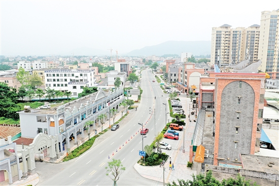 赤坎鎮(zhèn)中心商鋪外立面改造后，面貌煥然一新。