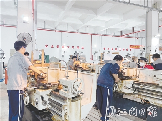 恩平市職業(yè)教育園設(shè)置“校中廠”“廠中?！被旌辖虒W(xué)區(qū)，引入“雙元制”課程體系，爭(zhēng)創(chuàng)開放型區(qū)域產(chǎn)教融合實(shí)踐中心。