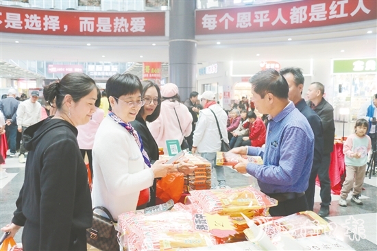 僑胞現(xiàn)場選購恩平農(nóng)產(chǎn)品。