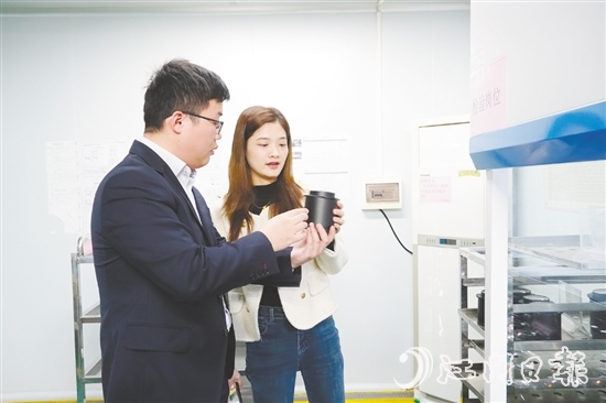 銀擔(dān)服務(wù)專班工作人員走進企業(yè)了解生產(chǎn)情況。