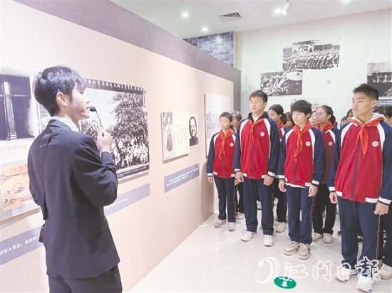 東河中學學生走進周文雍陳鐵軍烈士紀念館，聆聽烈士們的革命事跡。