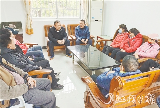 余以碩（中間藍(lán)衣者）長(zhǎng)期奔走在基層調(diào)解一線，與群眾交流談心。