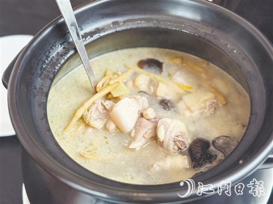 三合煮雞酒是臺(tái)山的一道傳統(tǒng)名菜。