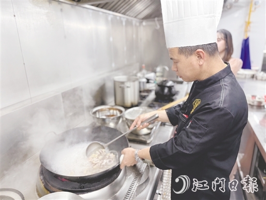 廚師嚴(yán)格精選原材料，確保每一道菜品都是選用新鮮地道的食材。