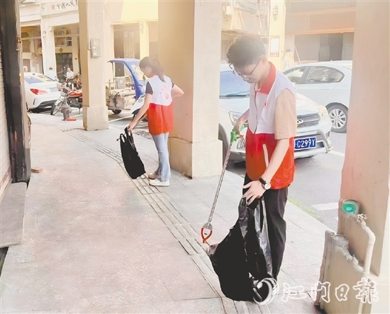 大江鎮(zhèn)團委組織志愿者在轄區(qū)內(nèi)開展人居環(huán)境整治志愿服務活動。