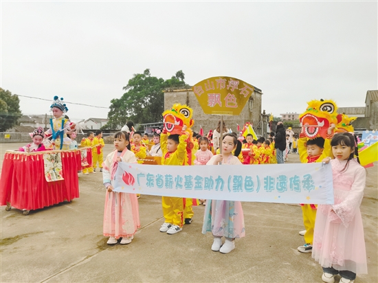 孩子們身著傳統(tǒng)服飾，扮演各種經(jīng)典故事角色，自信展現(xiàn)自我。