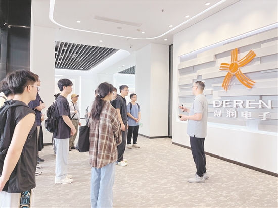 應屆畢業(yè)生走進鶴山市重點企業(yè)，了解企業(yè)人才需求。