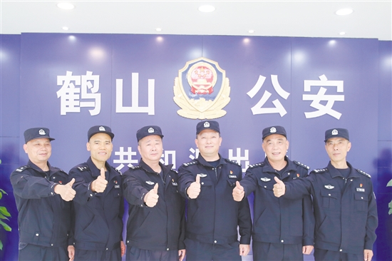 徐敬陽(yáng)、冼富強(qiáng)、蘇慶平、王國(guó)華、麥定權(quán)、姚金南（從左至右）在一線發(fā)光發(fā)熱。