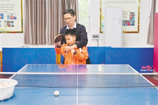 桃源小學(xué)乒乓球隊(duì)隊(duì)員在教練的指導(dǎo)下，認(rèn)真進(jìn)行發(fā)球與接發(fā)球、正反手拉球等技術(shù)練習(xí)。