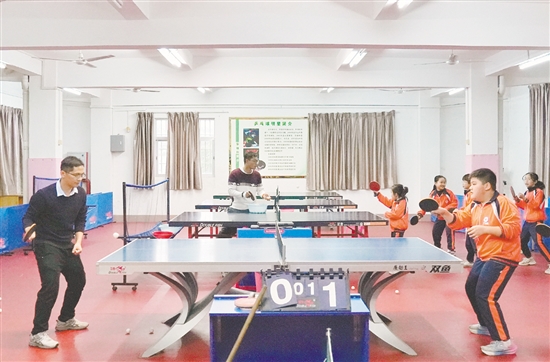 桃源小學(xué)將乒乓球運(yùn)動(dòng)融入學(xué)生校園生活的方方面面，推動(dòng)學(xué)?！耙恍Ｒ黄贰苯ㄔO(shè)，讓乒乓球文化在校園中處處體現(xiàn)。