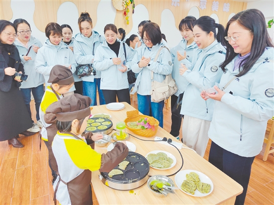聯(lián)合調(diào)研組實地考察各園的辦園理念、環(huán)境創(chuàng)設(shè)、課程特色及師資隊伍建設(shè)情況。