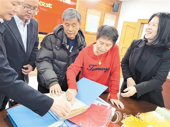 年逾古稀的旅委僑胞吳金葉、鄭碧云伉儷將各種史料用文件夾分門別類整理好，轉(zhuǎn)交給恩平市僑聯(lián)。
