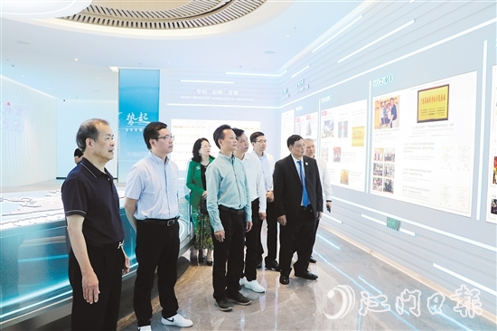 梁煥平（左一）組織商會(huì)會(huì)員回鄉(xiāng)，鄉(xiāng)親參觀考察恩平市麥克風(fēng)代表企業(yè)。