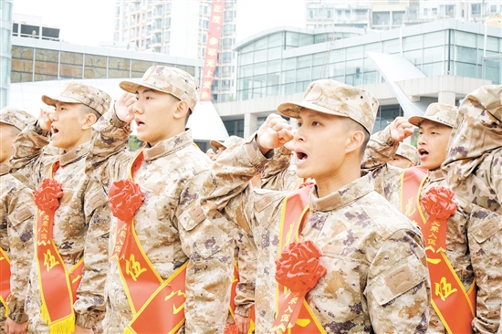 入伍新兵在鄉(xiāng)親們的見證下莊嚴(yán)宣誓。