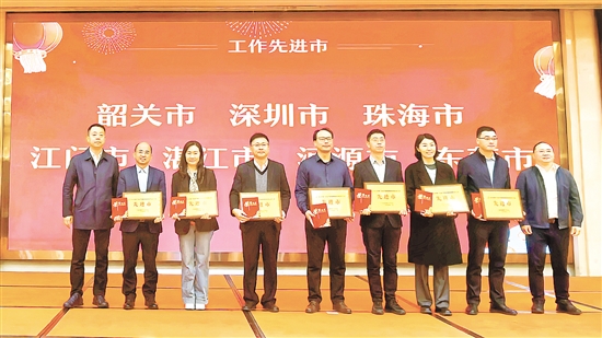 江門(mén)市第三人民醫(yī)院黨委書(shū)記梁先鋒（左四）代表領(lǐng)獎(jiǎng)。