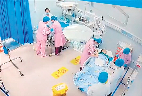 產(chǎn)婦被緊急送入搶救室，破水3分鐘后寶寶平安誕生。