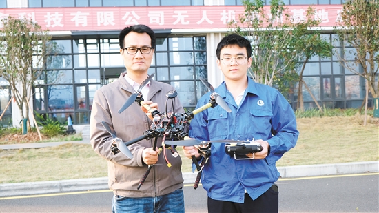 師生和無人機合影。