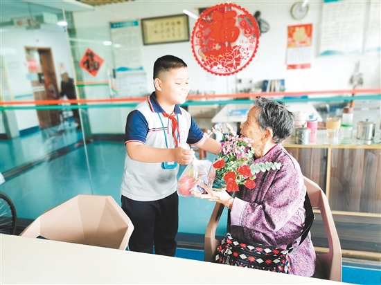 東河小學(xué)師生到開平市福利院開展敬老慰問活動。