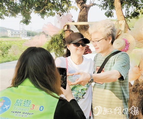港澳游客來(lái)到臺(tái)山鄉(xiāng)村旅游，并合影留念。