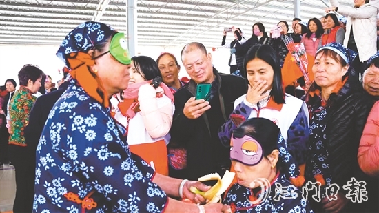 在“蒙眼吃香蕉”環(huán)節(jié)，隊(duì)友們?cè)谝慌阅托闹笓]，蒙眼選手努力找準(zhǔn)香蕉的位置。
