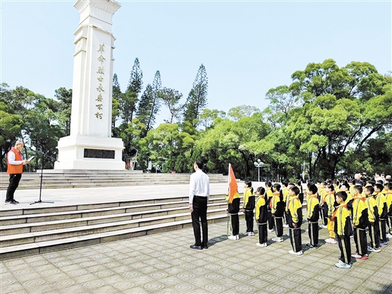 “豐碑下的思政課”在新會(huì)黃云山革命烈士紀(jì)念碑前開(kāi)課了，同學(xué)們通過(guò)“實(shí)景課堂”憶崢嶸歲月，緬懷革命先烈。