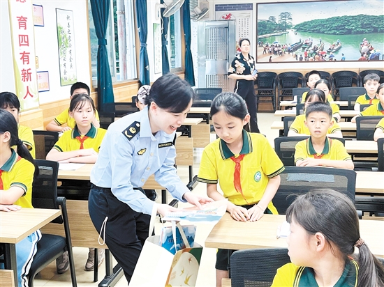 通過(guò)有獎(jiǎng)問答等活動(dòng)形式，同學(xué)們?cè)跉g笑中掌握了法律知識(shí)。